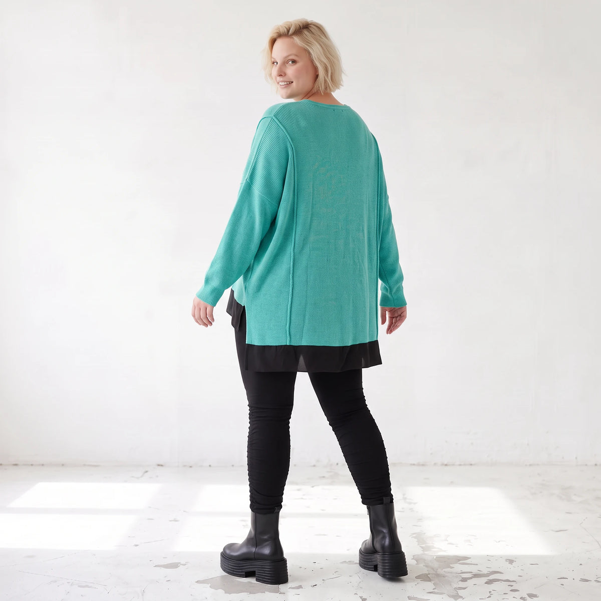Strickpullover aus stretchiger Baumwolle mit Rundhalsausschnitt und hinten längerem Saum