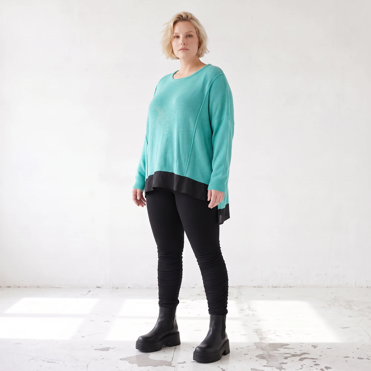 Strickpullover aus stretchiger Baumwolle mit Rundhalsausschnitt und hinten längerem Saum