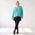 Strickpullover aus stretchiger Baumwolle mit Rundhalsausschnitt und hinten längerem Saum