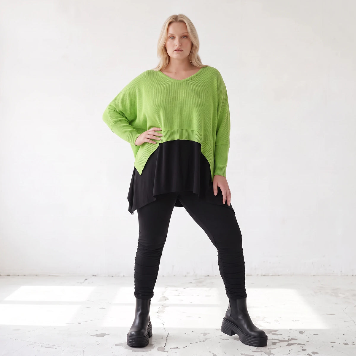 Stricküberwurf aus Baumwolle mit Stretch in kastiger Form mit V-Ausschnitt und Schlitzen