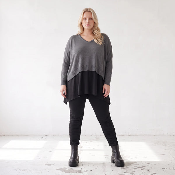 Baumwollstrickpullover mit V-Ausschnitt in kastiger Form und seitlichen Saumschlitzen
