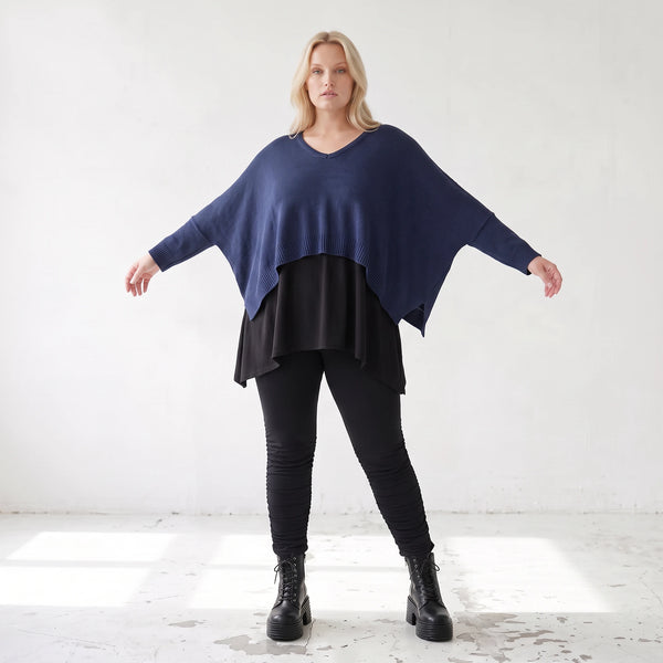 Navy Strickpullover aus Baumwolle mit V-Ausschnitt in kastiger Passform weich und locker