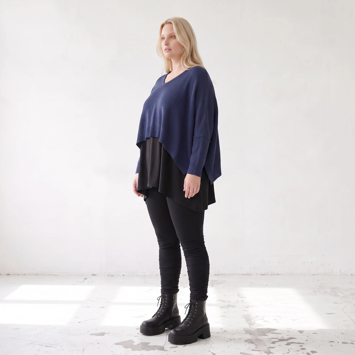 Navy Strickpullover aus Baumwolle mit V-Ausschnitt in kastiger Passform weich und locker