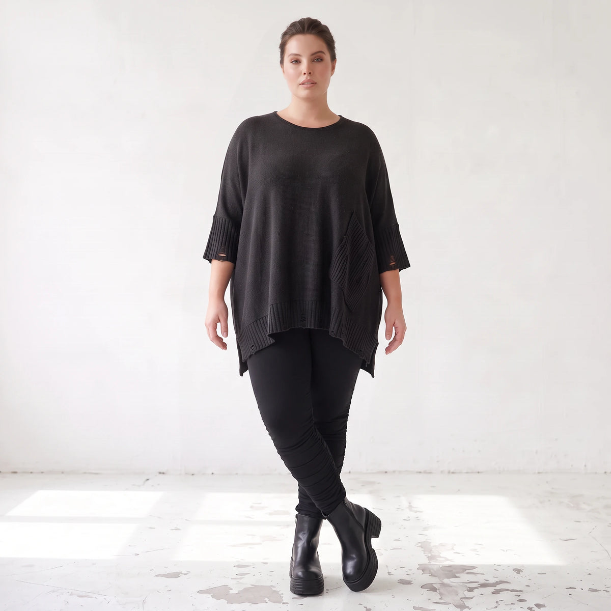 Warmes schwarzes Strickshirt in A-Linie mit Stretch und Destroyedoptik für Winterlooks