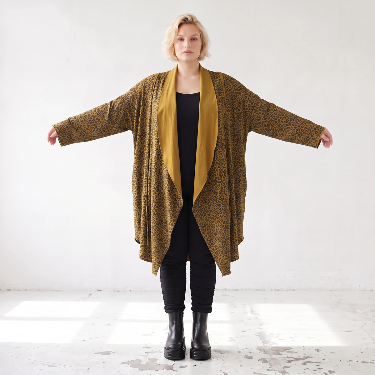 Cardigan in Camel aus feinem French Terry mit Stehkragen in geradem Schnitt aus Italien