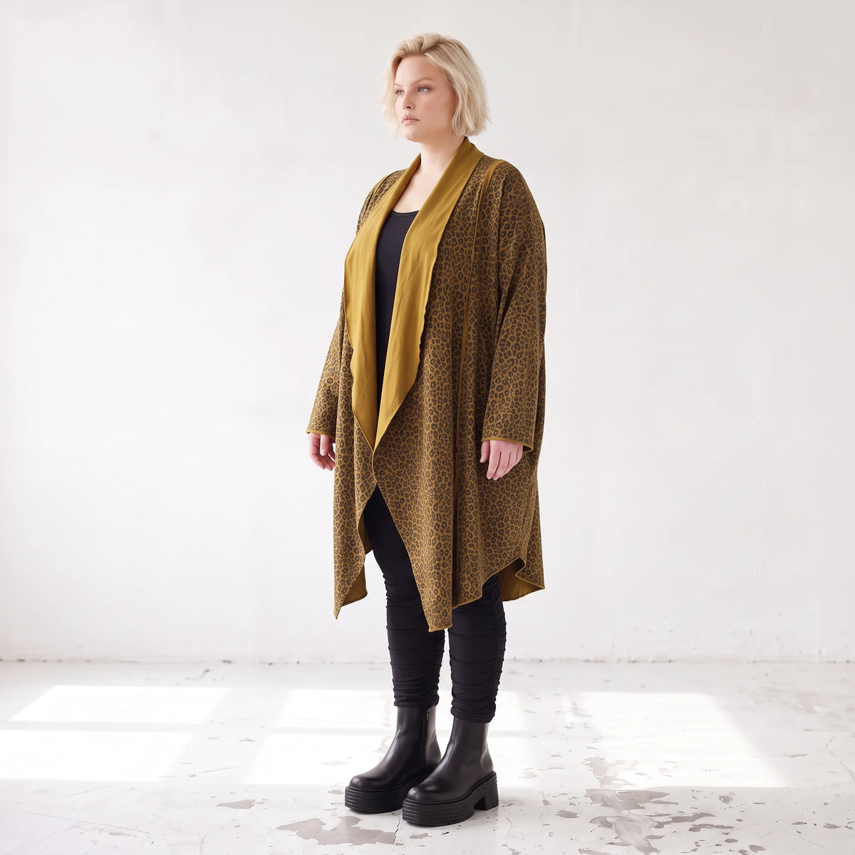 Cardigan in Camel aus feinem French Terry mit Stehkragen in geradem Schnitt aus Italien