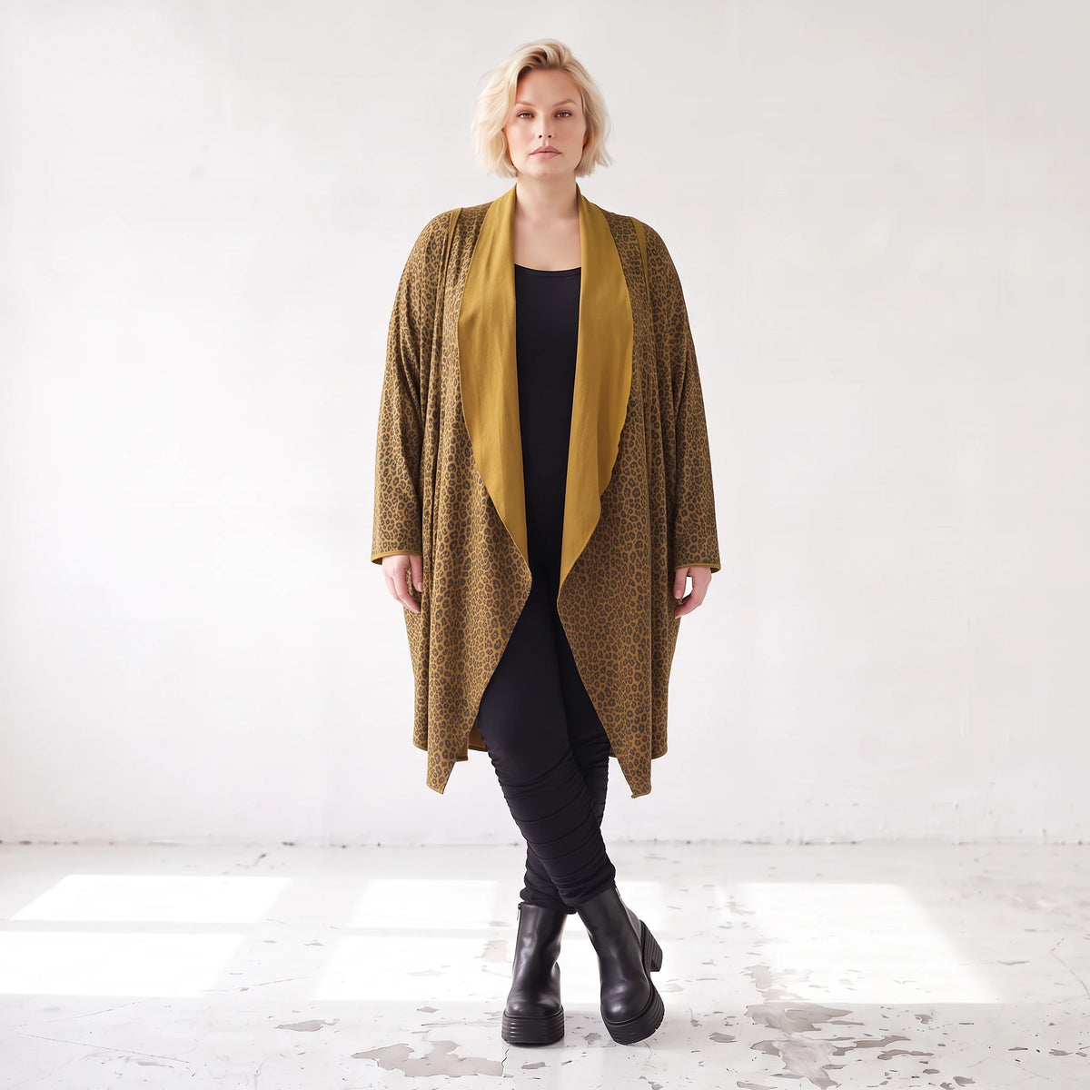 Cardigan in Camel aus feinem French Terry mit Stehkragen in geradem Schnitt aus Italien