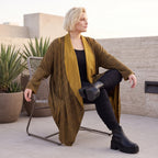 Cardigan in Camel aus feinem French Terry mit Stehkragen in geradem Schnitt aus Italien