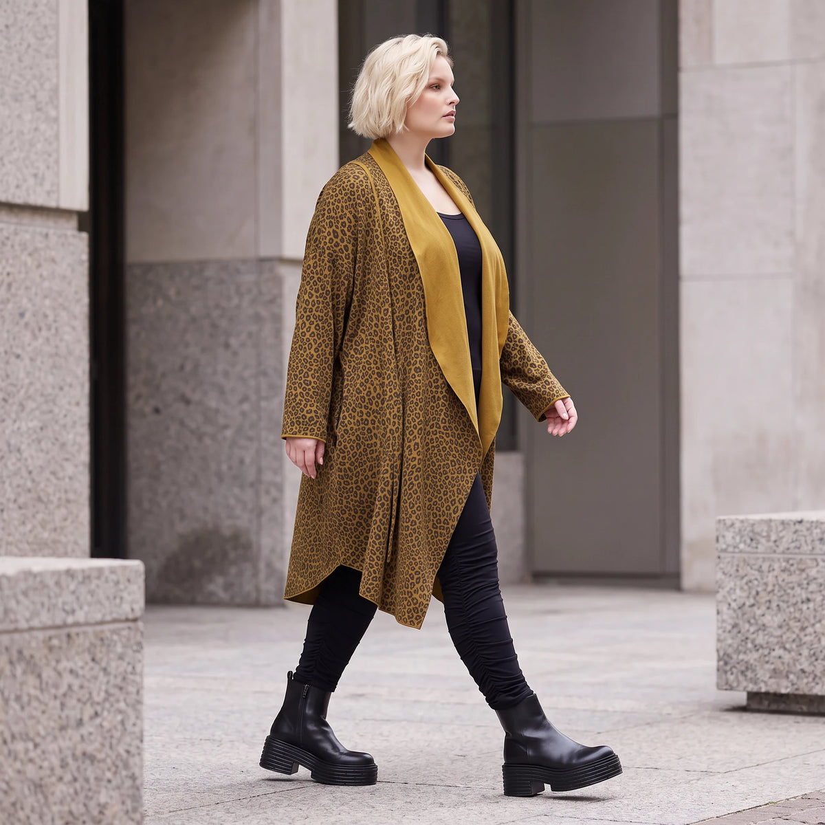 Cardigan in Camel aus feinem French Terry mit Stehkragen in geradem Schnitt aus Italien