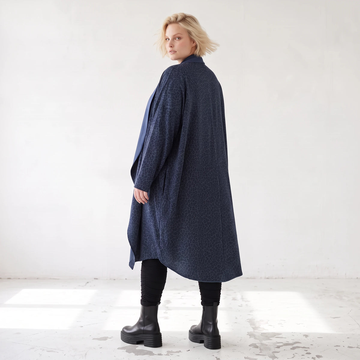 Cardigan aus weichem French Terry mit Stehkragen geradem Schnitt und Seitennahttaschen