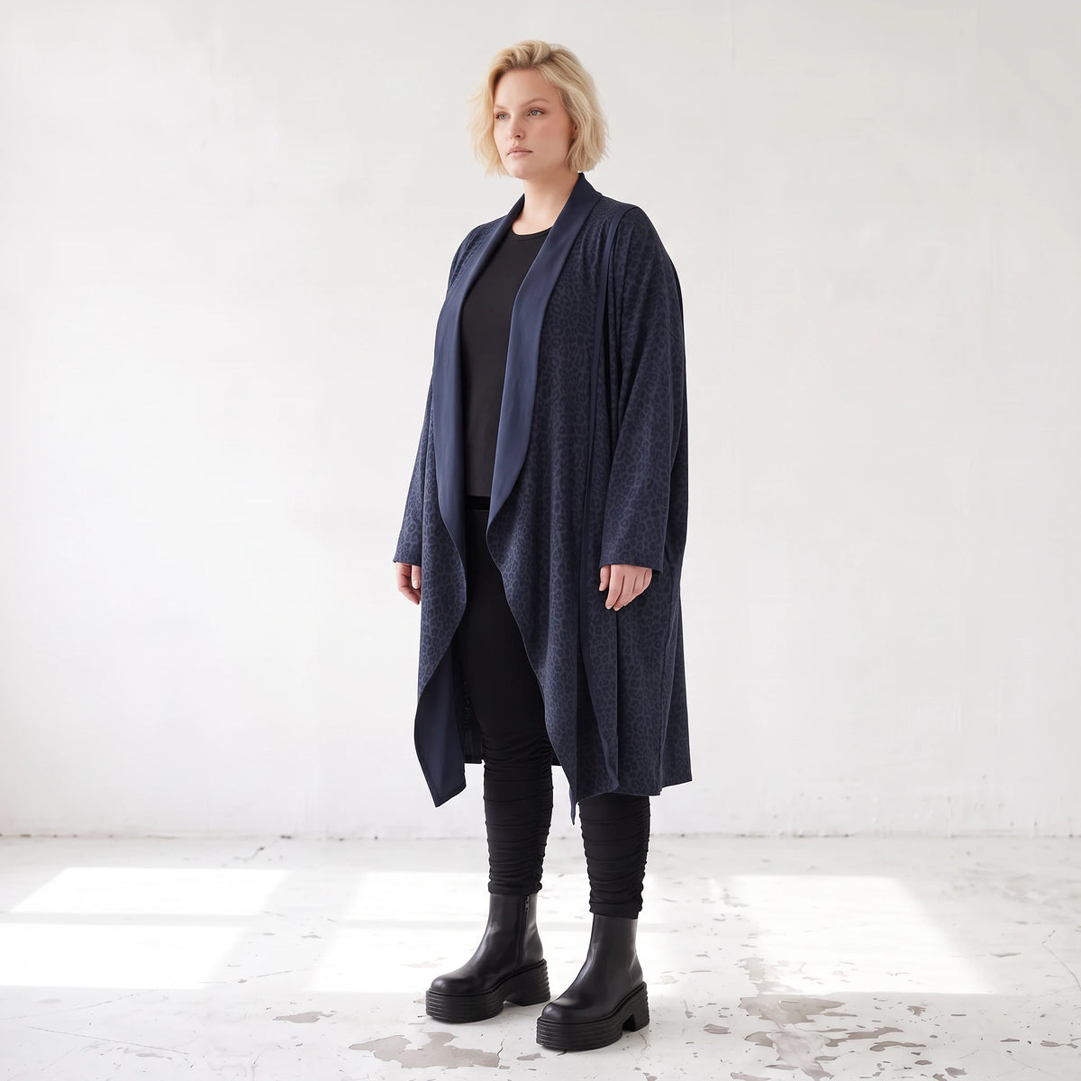 Cardigan aus weichem French Terry mit Stehkragen geradem Schnitt und Seitennahttaschen