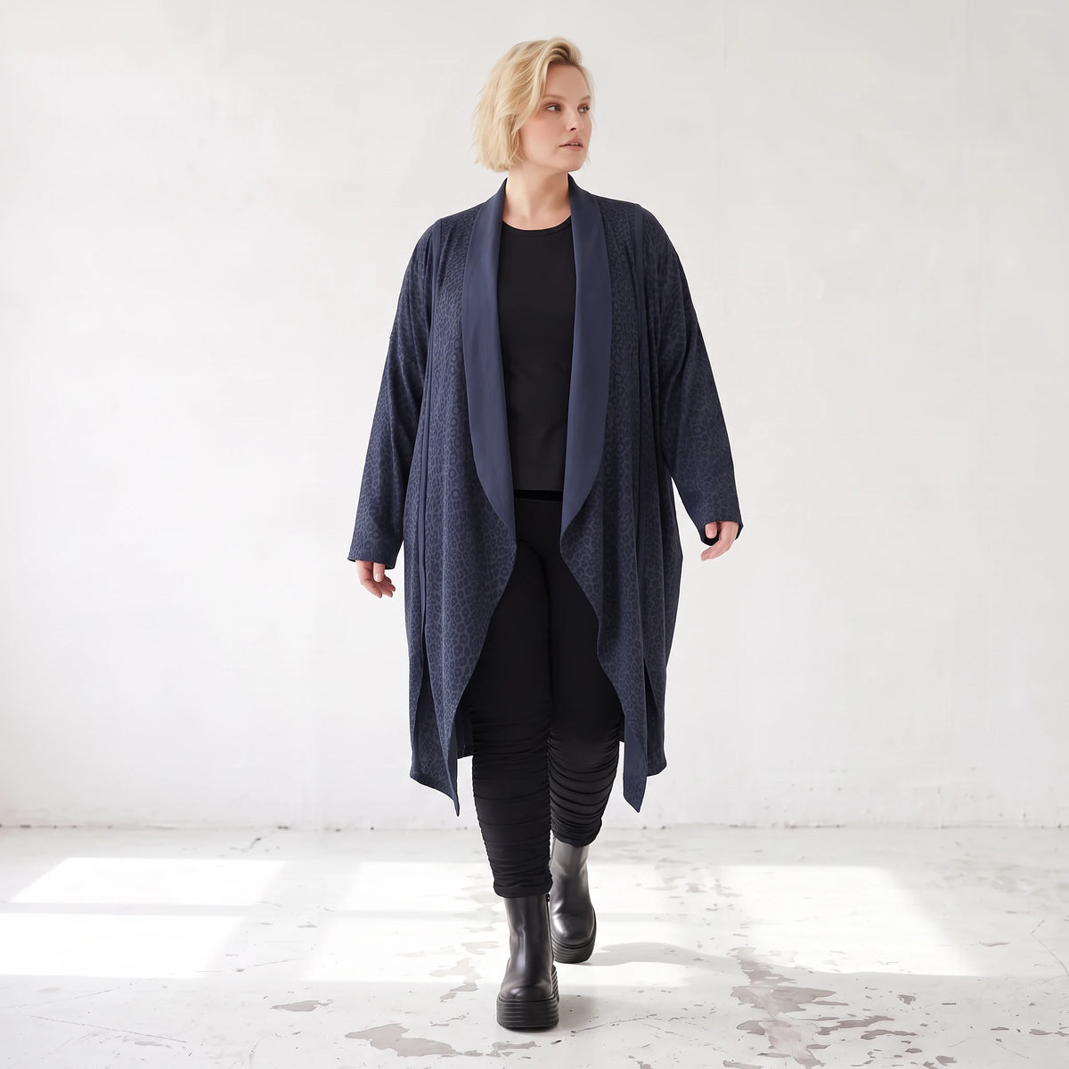 Cardigan aus weichem French Terry mit Stehkragen geradem Schnitt und Seitennahttaschen