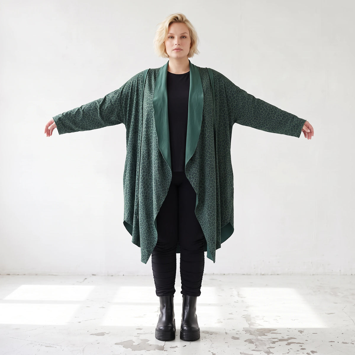 Cardigan aus French Terry mit Stehkragen Seitentaschen und Faltennaht in weicher Optik
