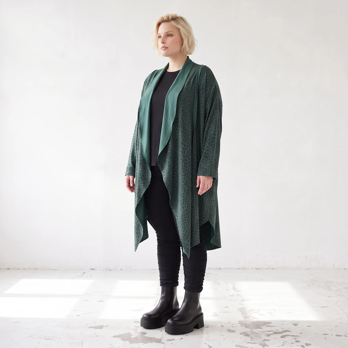 Cardigan aus French Terry mit Stehkragen Seitentaschen und Faltennaht in weicher Optik