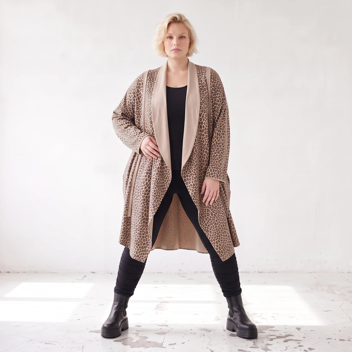 Langer Cardigan in Braun/Beige/Schwarz aus French Terry mit Stehkragen und Faltennaht
