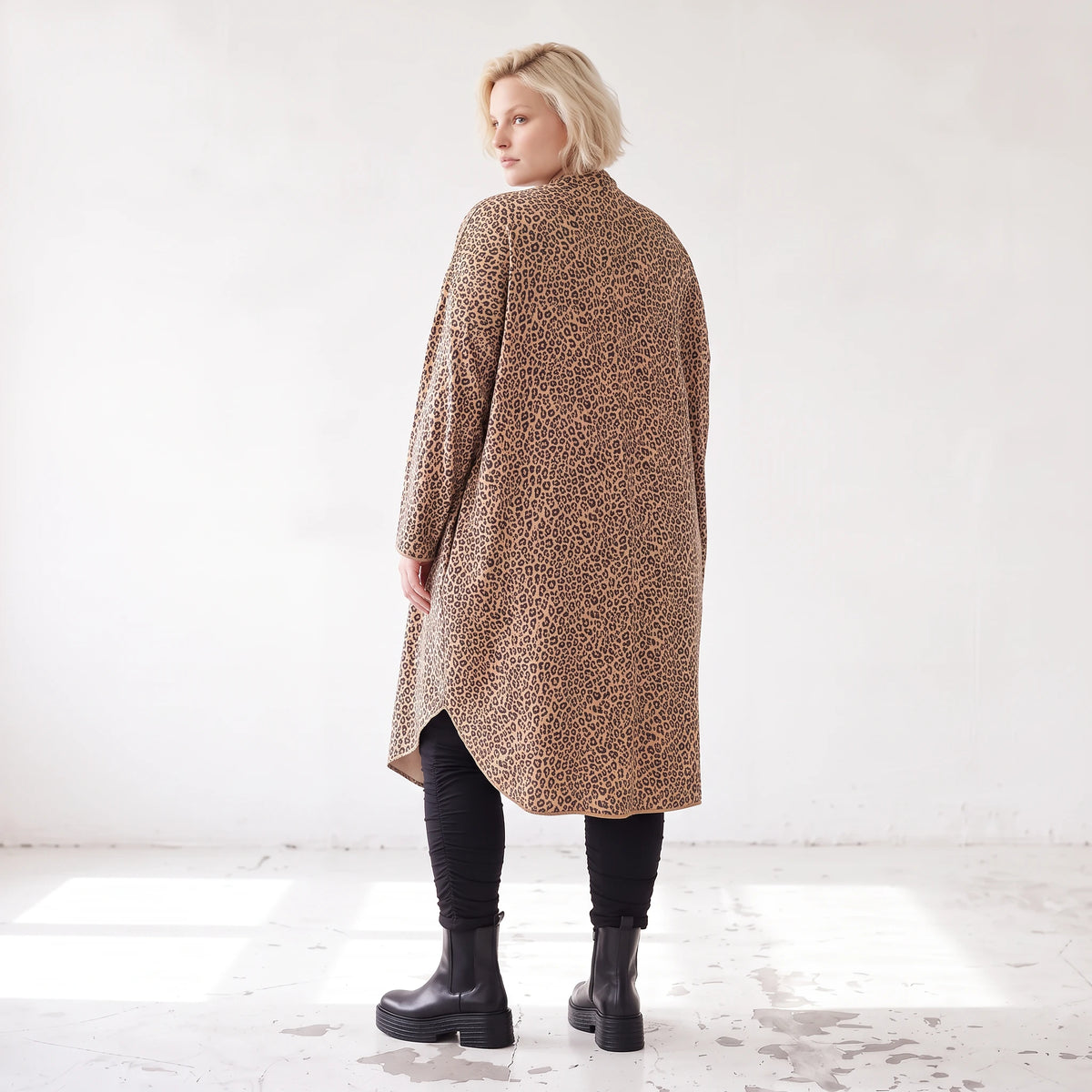 Langer Cardigan in Braun/Beige/Schwarz aus French Terry mit Stehkragen und Faltennaht