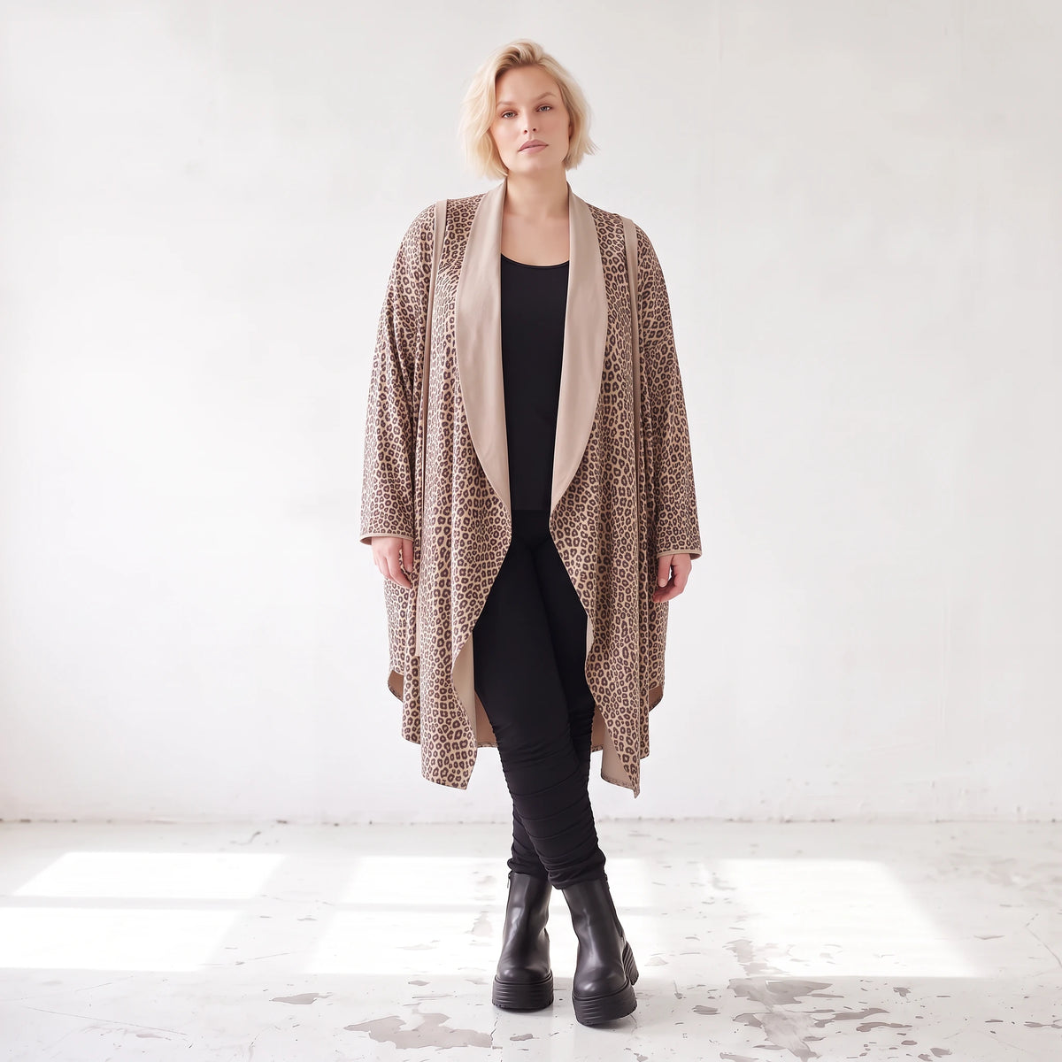 Langer Cardigan in Braun/Beige/Schwarz aus French Terry mit Stehkragen und Faltennaht