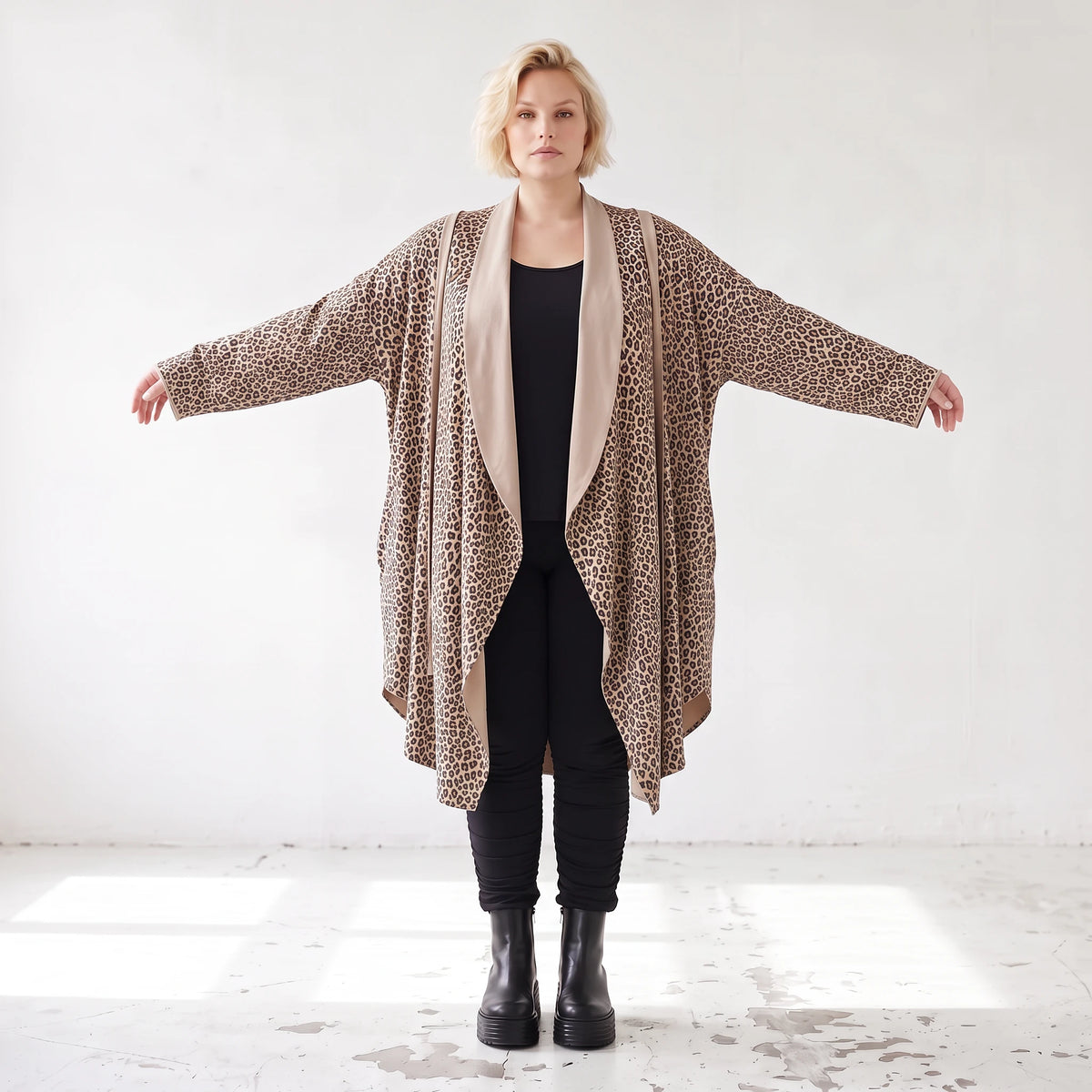Langer Cardigan in Braun/Beige/Schwarz aus French Terry mit Stehkragen und Faltennaht