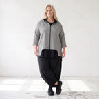 Vokuhila Jacke aus Bengaline und Memorytaft mit 3/4-Arm Kapuze und Seitennahttaschen