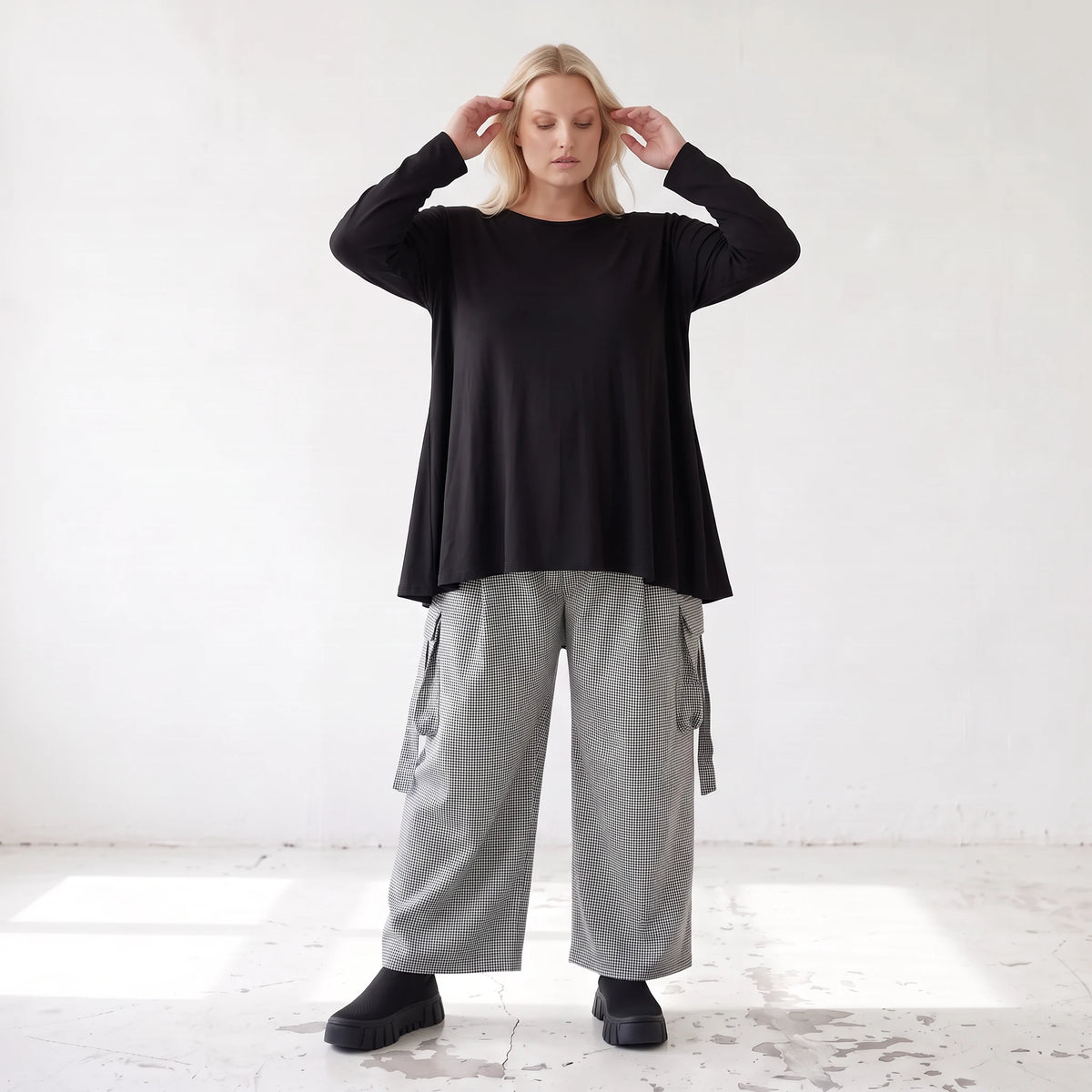Ballonhose aus Bengaline in Schwarz/Weiß mit Stretch elastischem Bund und Fransentaschen