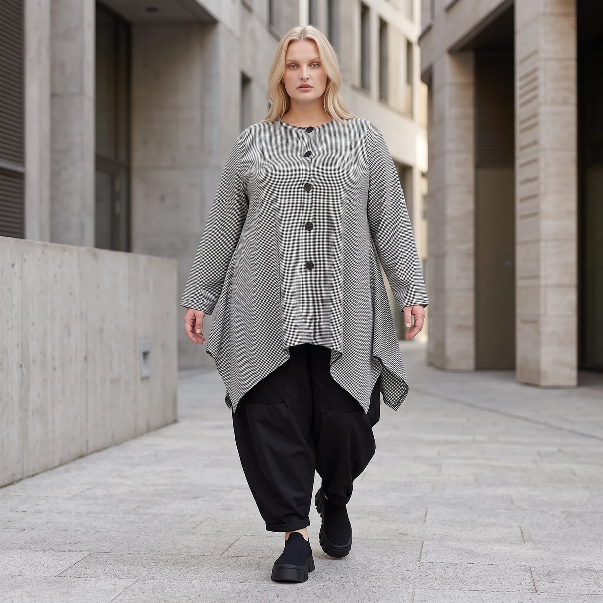 Bengalinebluse in Schwarz/Weiß A-Linie mit Rundhalsausschnitt Taschen und Zipfelsaum