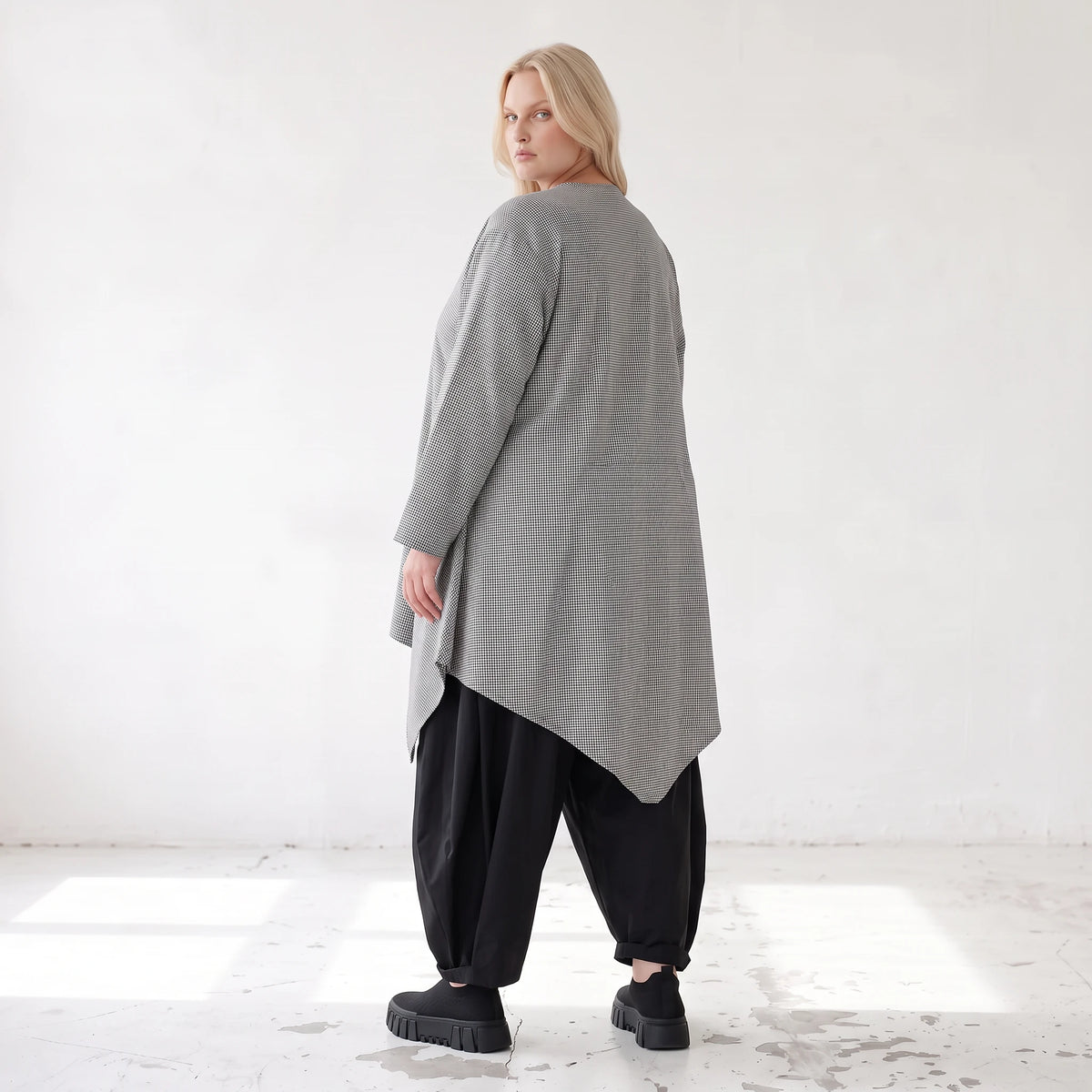 Bengalinebluse in Schwarz/Weiß A-Linie mit Rundhalsausschnitt Taschen und Zipfelsaum