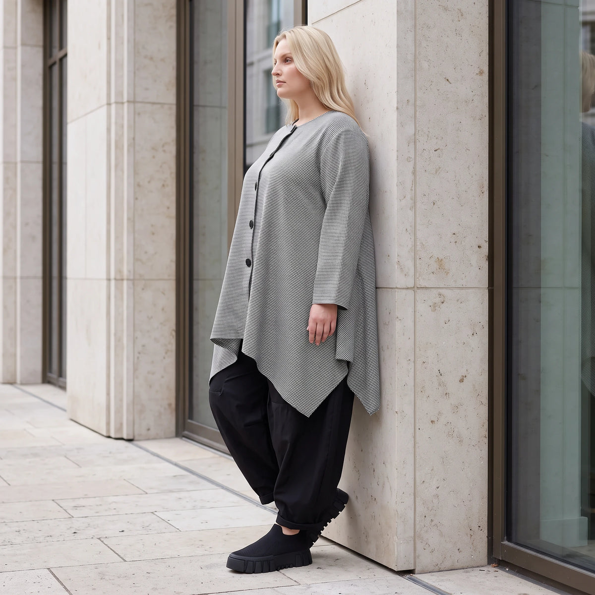 Bengalinebluse in Schwarz/Weiß A-Linie mit Rundhalsausschnitt Taschen und Zipfelsaum