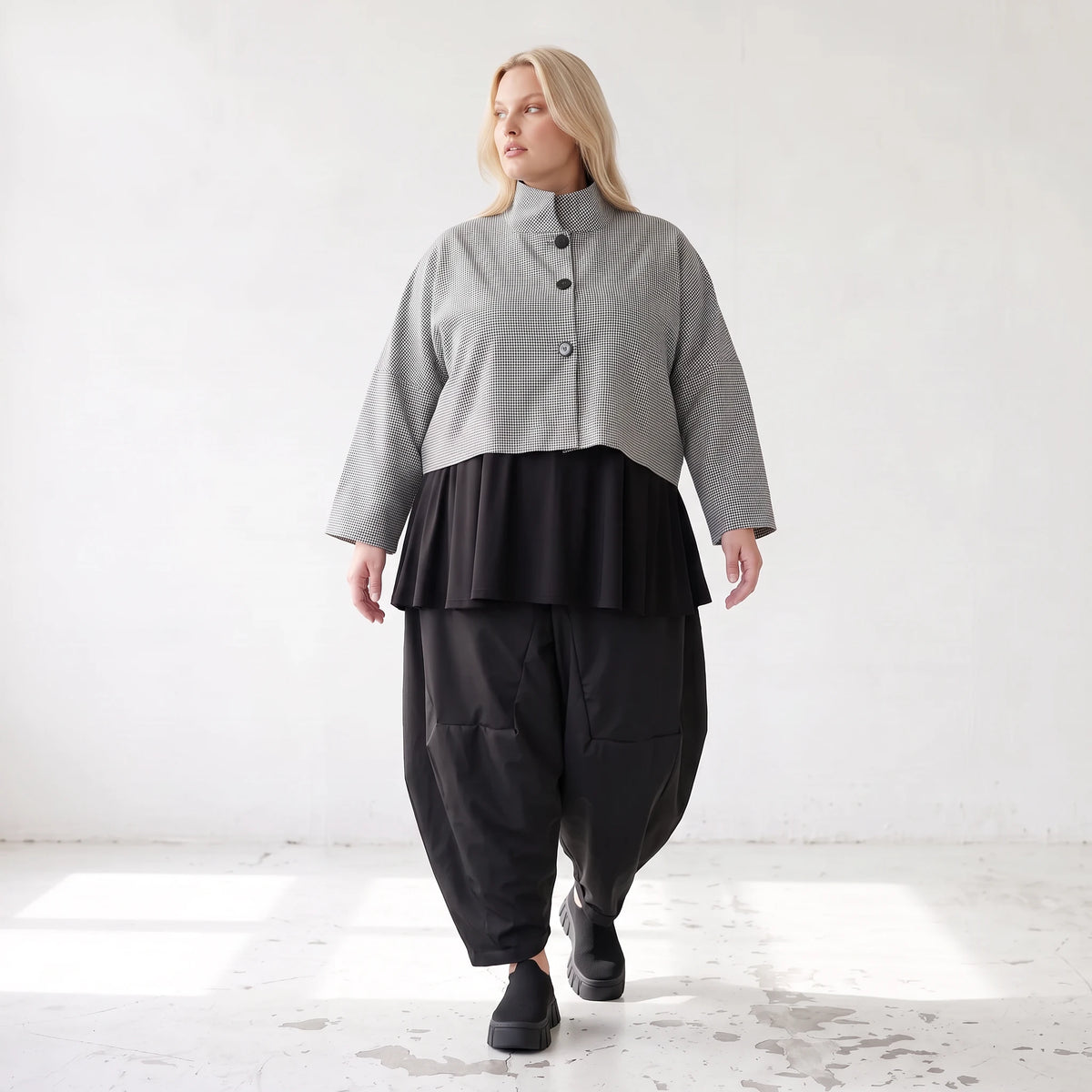 Kastige Bengalinejacke in Schwarz/Weiß mit Stehkragen und Stretch im Colorblock Look