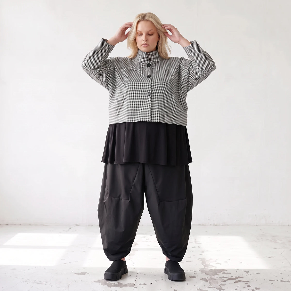 Kastige Bengalinejacke in Schwarz/Weiß mit Stehkragen und Stretch im Colorblock Look