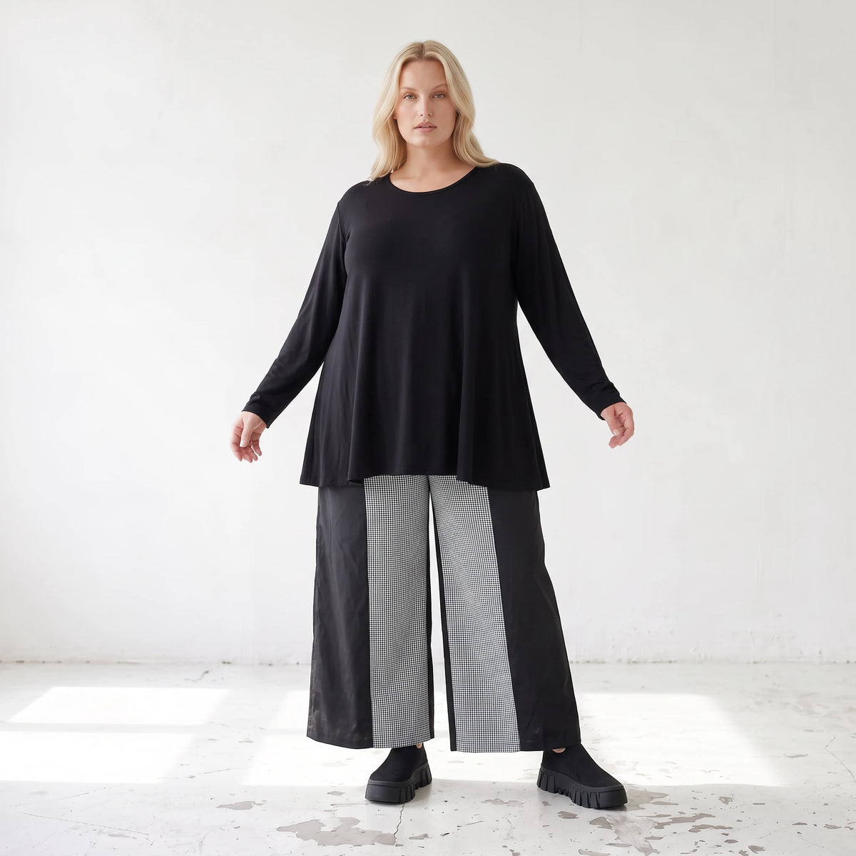 Palazzohose in Schwarz/Weiß aus weicher Bengaline mit Stretch und elastischem Komfortbund