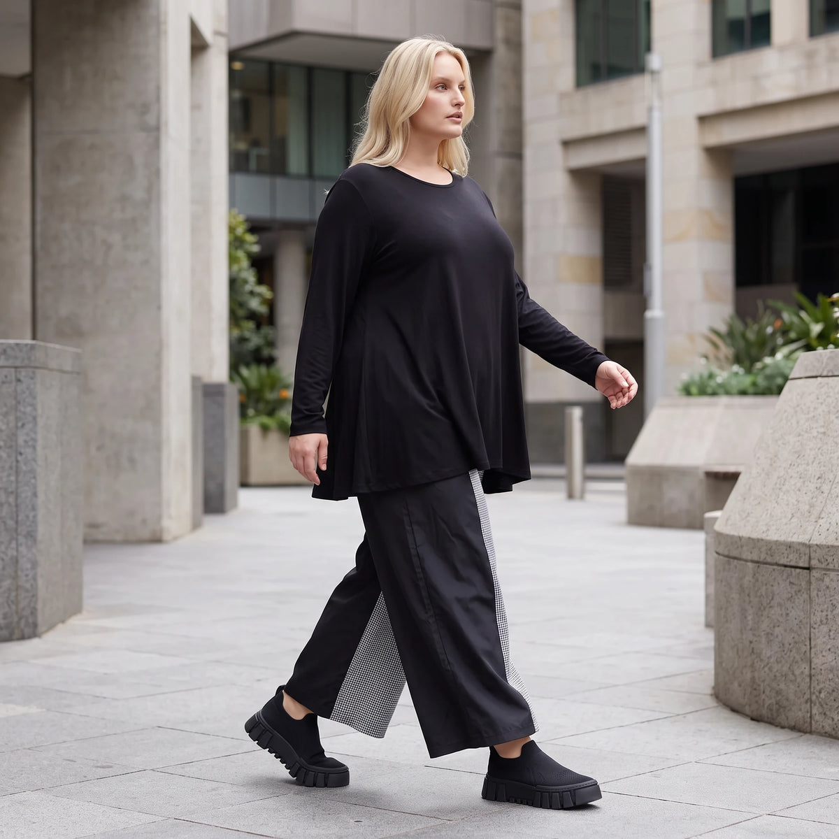 Palazzohose in Schwarz/Weiß aus weicher Bengaline mit Stretch und elastischem Komfortbund