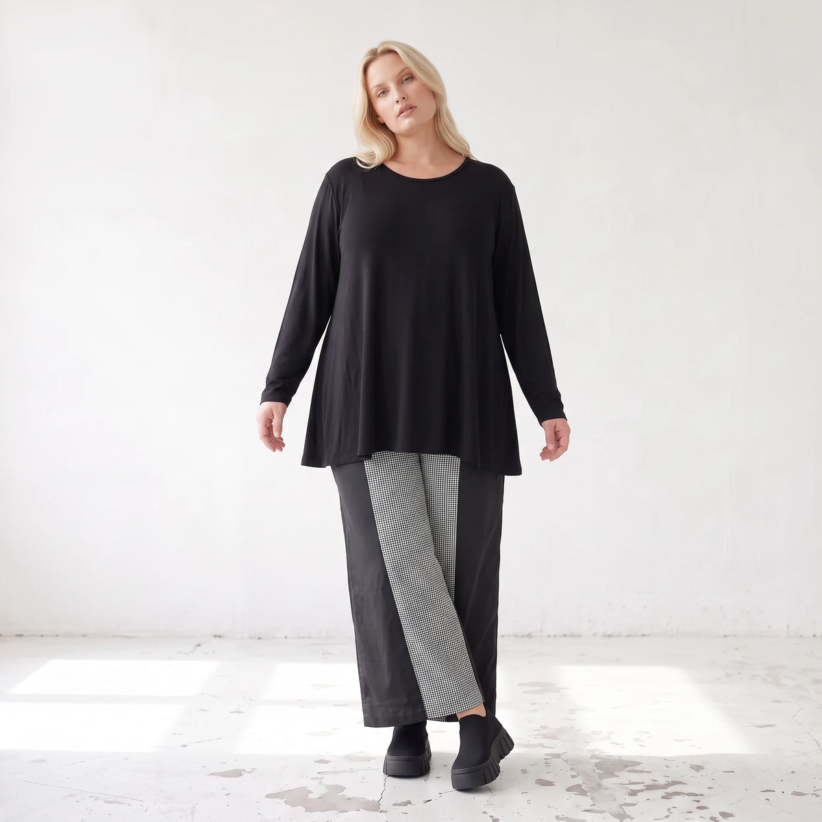 Palazzohose in Schwarz/Weiß aus weicher Bengaline mit Stretch und elastischem Komfortbund