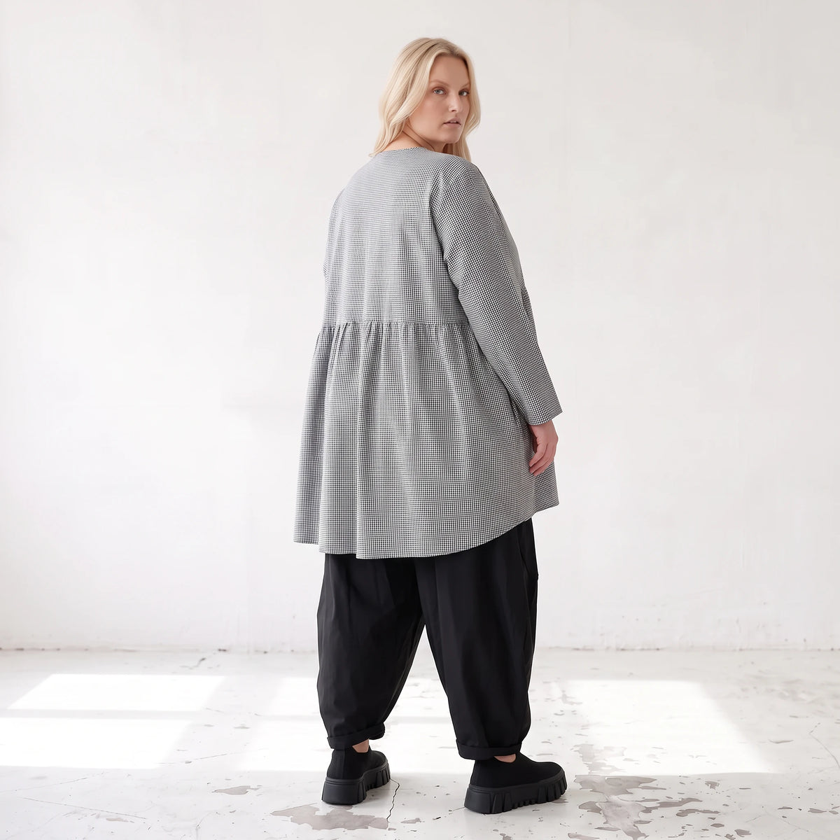 Ballonbluse in Schwarz/Weiß aus Bengaline mit Rundhalsausschnitt Reißverschluss Langarm