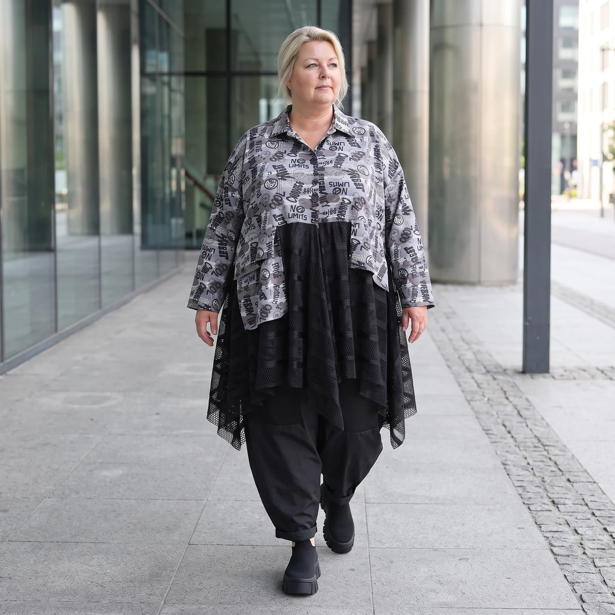 Übergangsjacke aus Jersey mit Netzeinsätzen zipfeligem Saum und A-Linie ungefüttert leicht