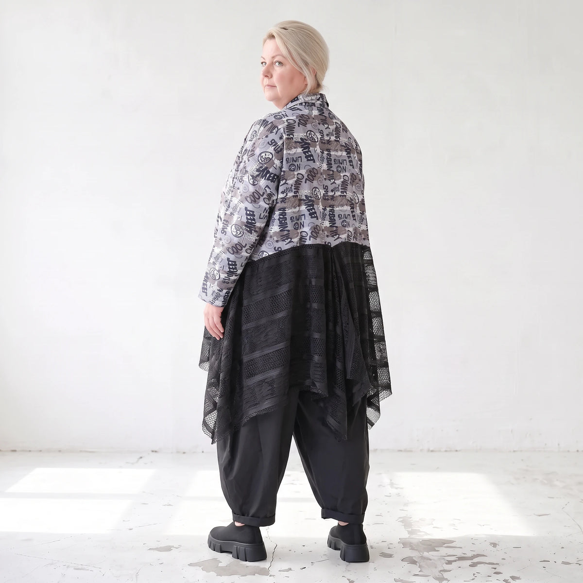 Übergangsjacke aus Jersey mit Netzeinsätzen zipfeligem Saum und A-Linie ungefüttert leicht