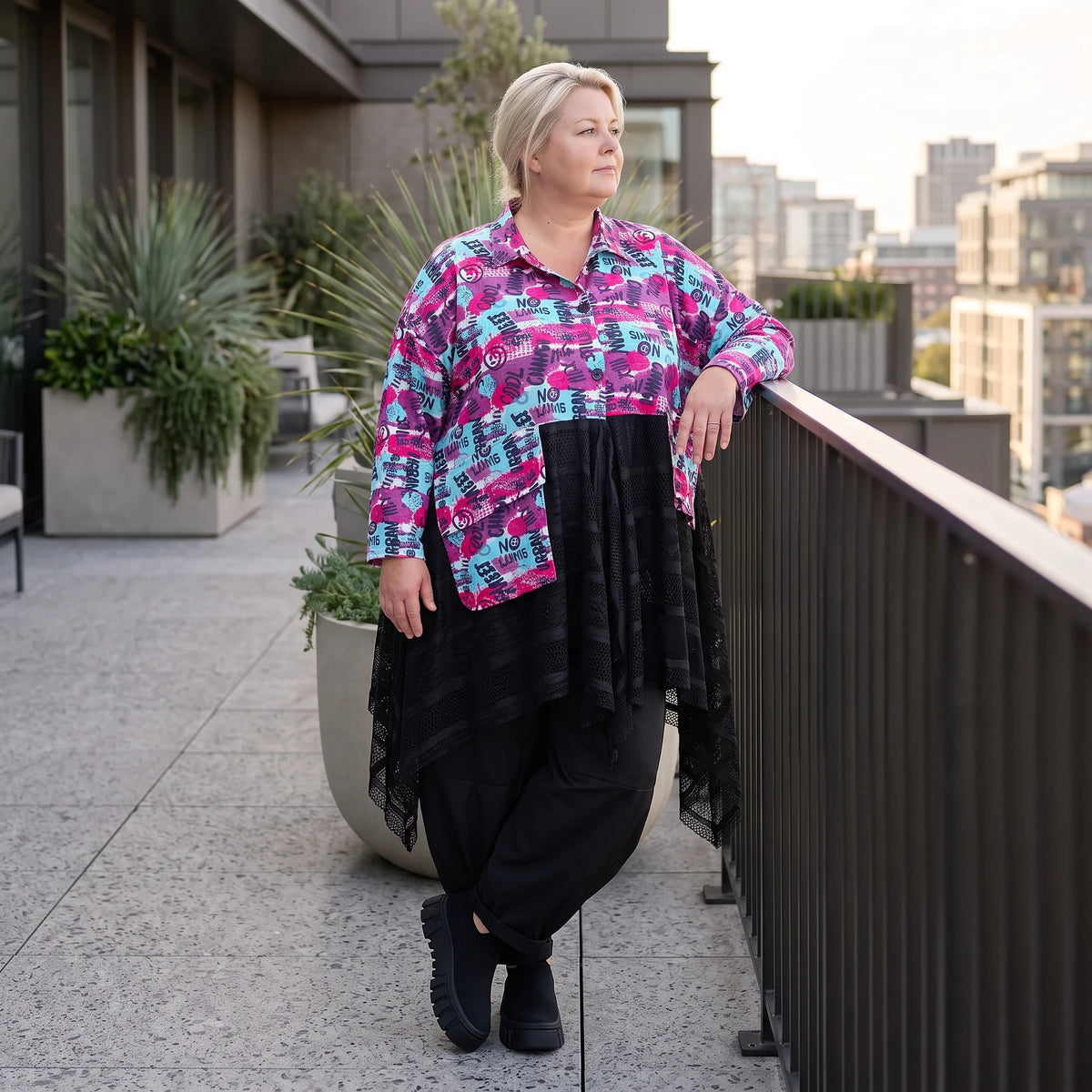 Ungefütterte Übergangsjacke in A-Linie aus Jersey mit Stretch Netzeinsätzen Zipfelsaum