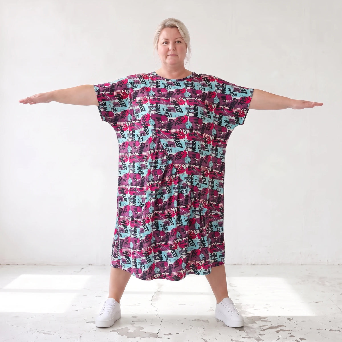 Jerseykleid aus weichem Jersey mit Ballonschnitt Rundhalsausschnitt und kurzen Ärmeln