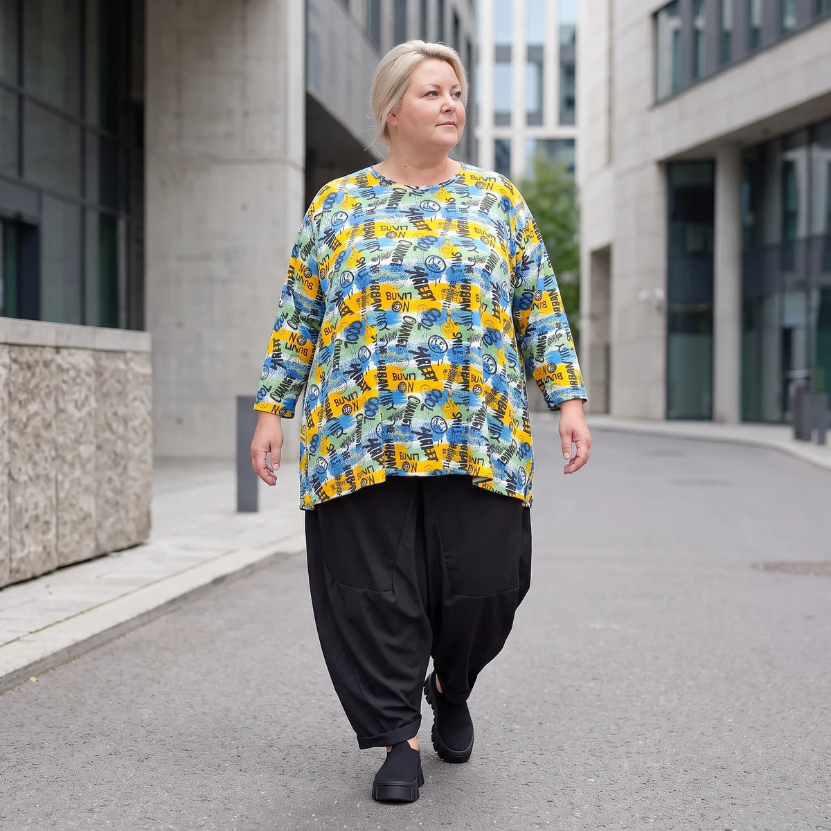 Jerseyshirt in Gelb/Multi mit Rundhalsausschnitt in A-Linie und 7/8-Arm lässig