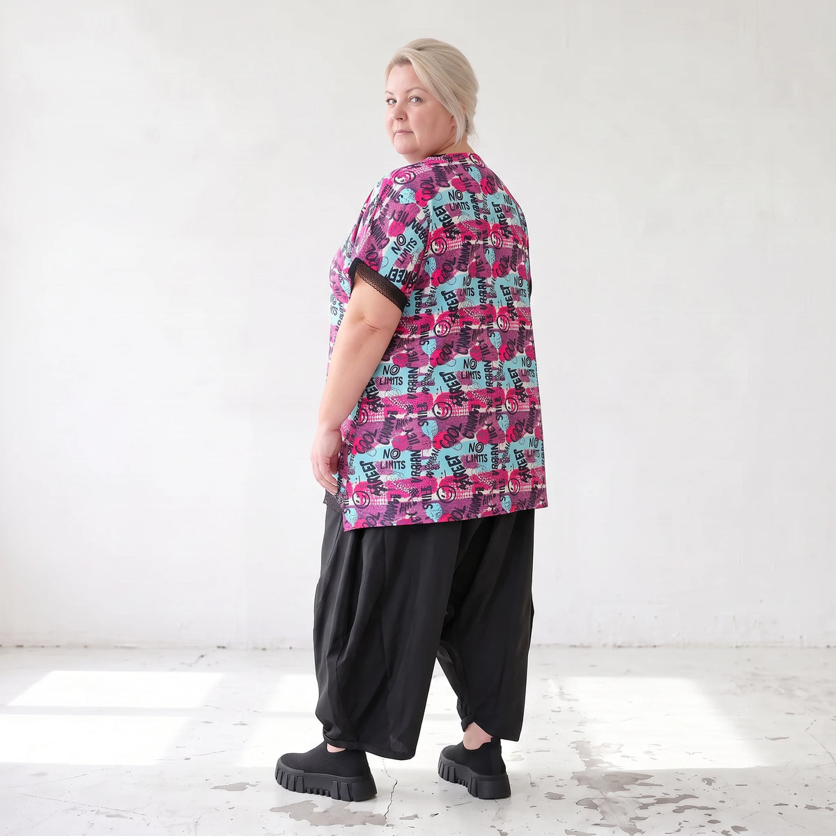 Asymmetrische Vokuhilaweste aus Jersey und Netzstoff im Materialmix vorne kurz hinten lang