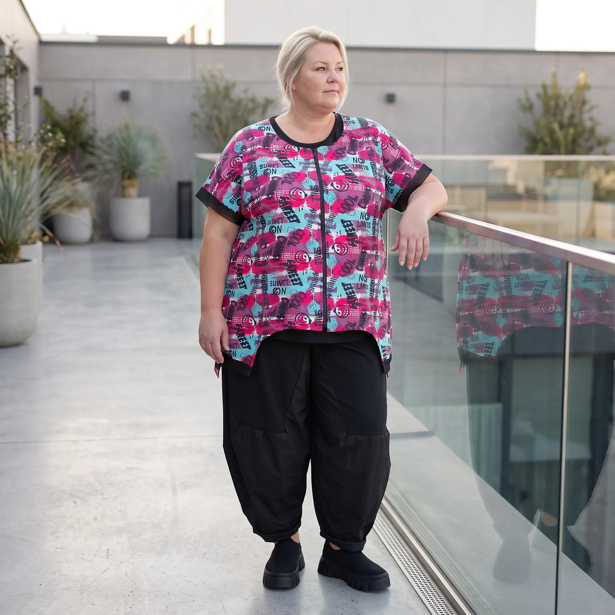 Asymmetrische Vokuhilaweste aus Jersey und Netzstoff im Materialmix vorne kurz hinten lang