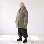 Flauschige khaki Teddyjacke im Ballonschnitt mit Kapuze und tiefen Taschen warm weich
