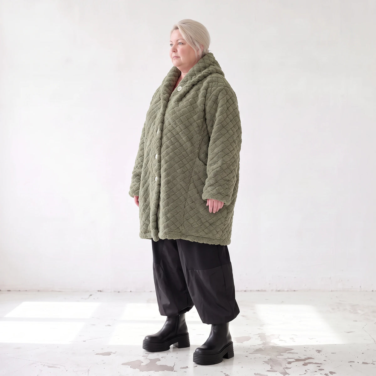 Flauschige khaki Teddyjacke im Ballonschnitt mit Kapuze und tiefen Taschen warm weich