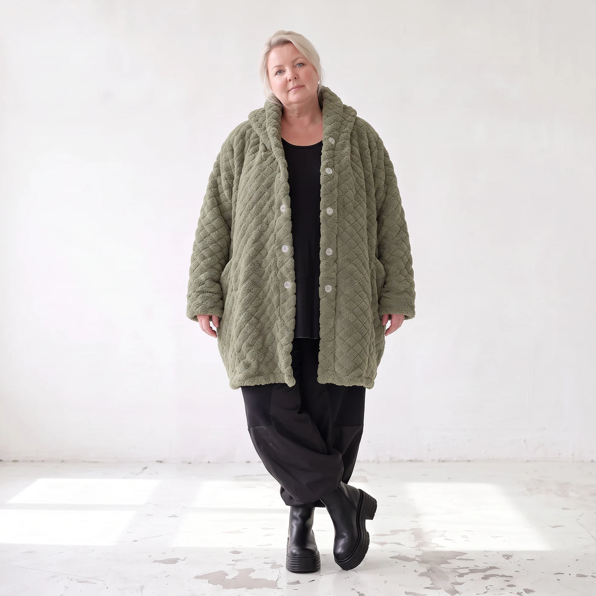 Flauschige khaki Teddyjacke im Ballonschnitt mit Kapuze und tiefen Taschen warm weich