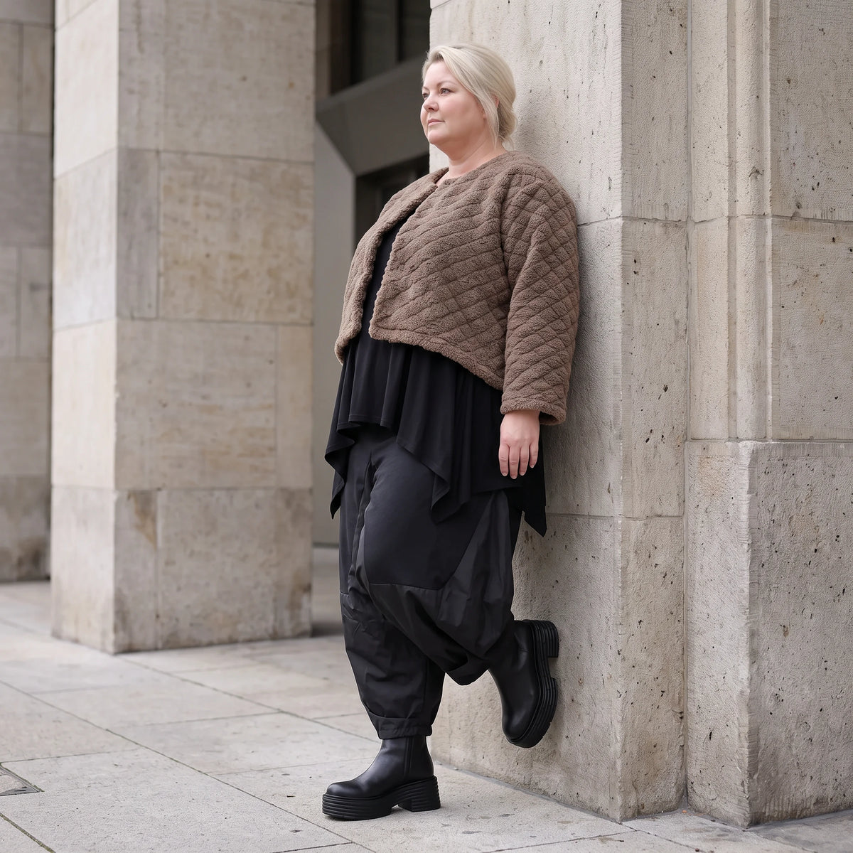Teddyjacke aus flauschigem Stoff mit Rundhalsausschnitt Knopfleiste und gerundetem Saum