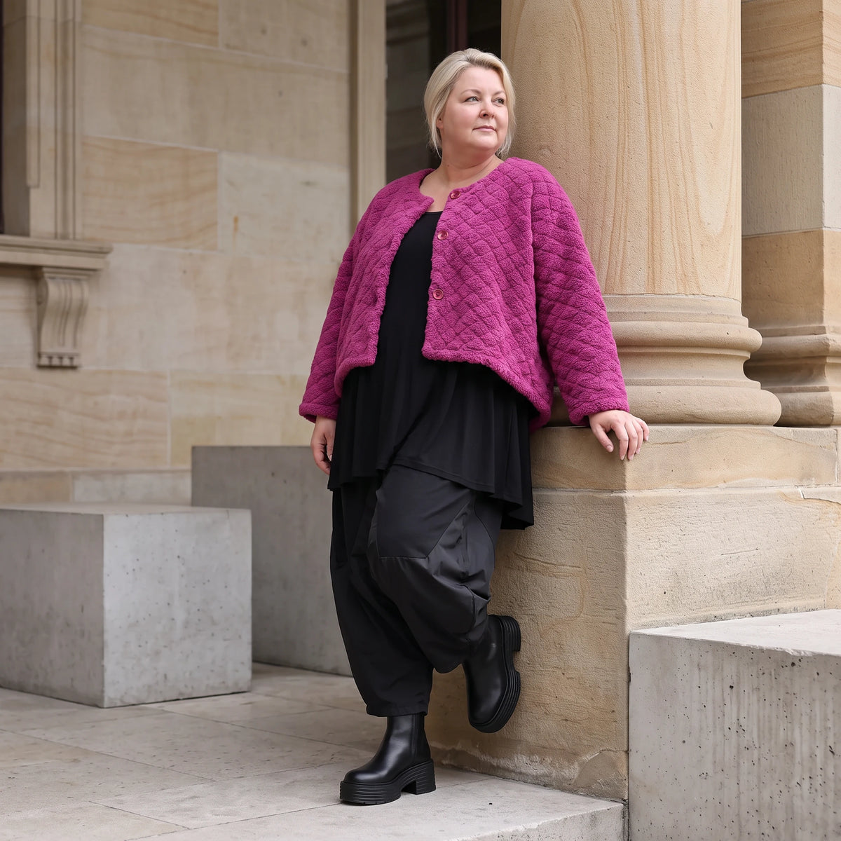 Kuschelige warme Fuchsia Teddyjacke in gerundeter Schnittform für stylische Winterlooks