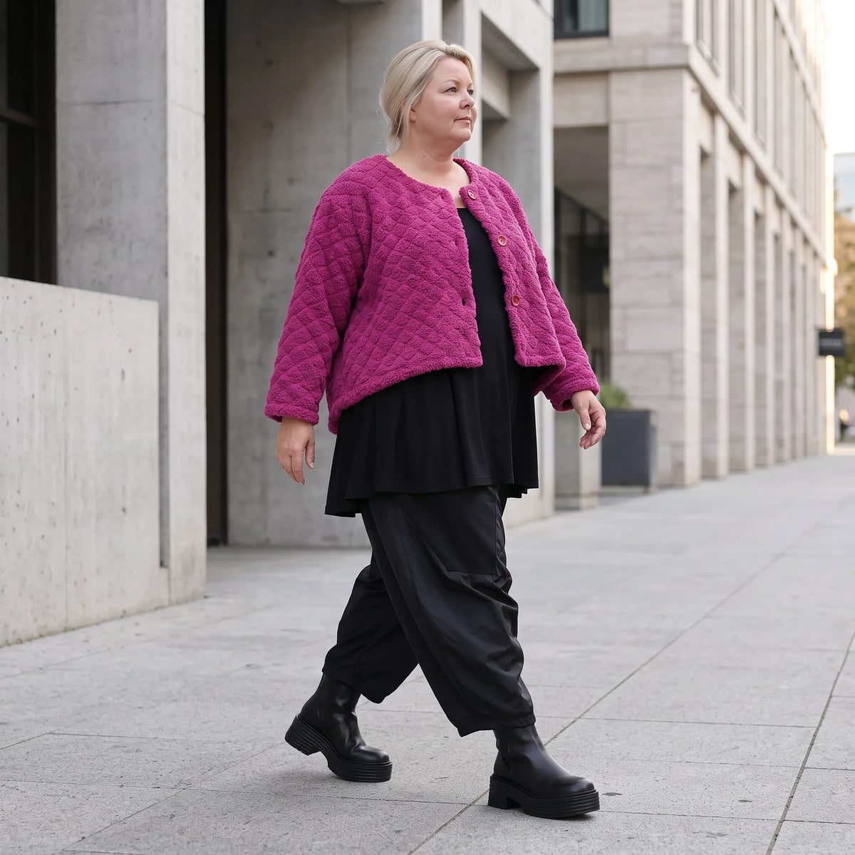 Kuschelige warme Fuchsia Teddyjacke in gerundeter Schnittform für stylische Winterlooks