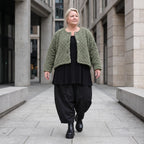 Kuschelige khakifarbene Teddyjacke mit Rundhalsausschnitt Knopfleiste und softer Form