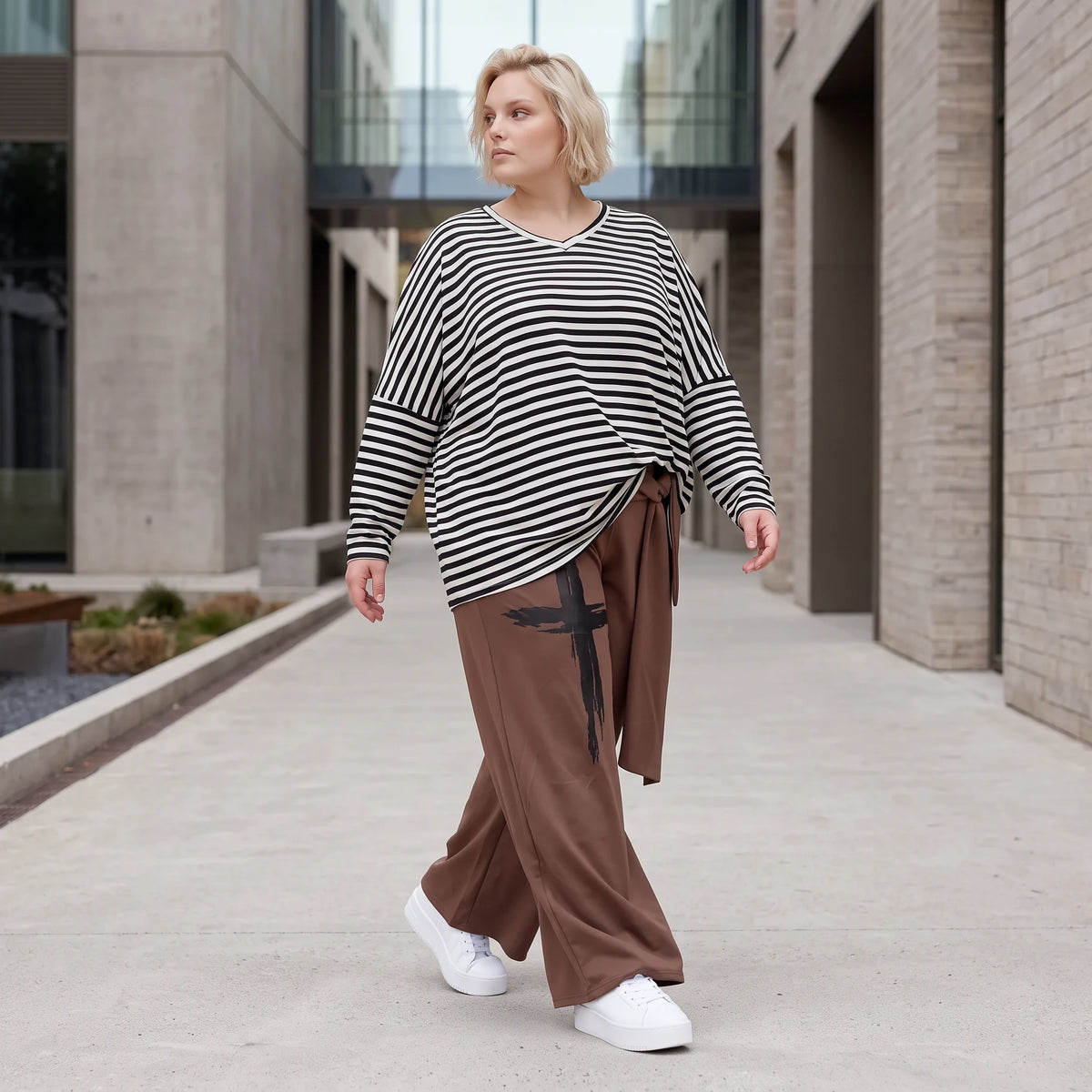 Marlenehose aus weichem Fleece mit Bindegürtel und weitem fließendem Bein winterwarm