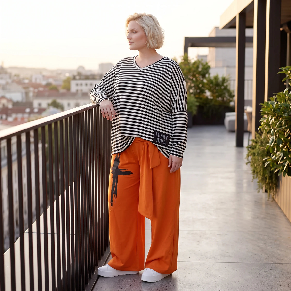 Marlenehose aus weichem Fleece mit Stretch und elastischem Bund mit Bindegürtel für Winter