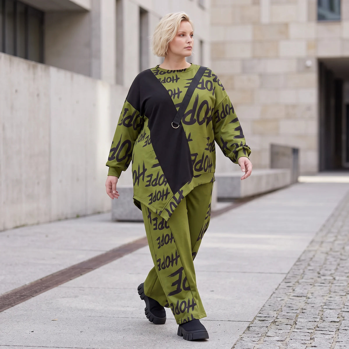 Olivgrünes Fleeceshirt mit asymmetrischem Schnitt und Zipfelsaum weich und wärmend